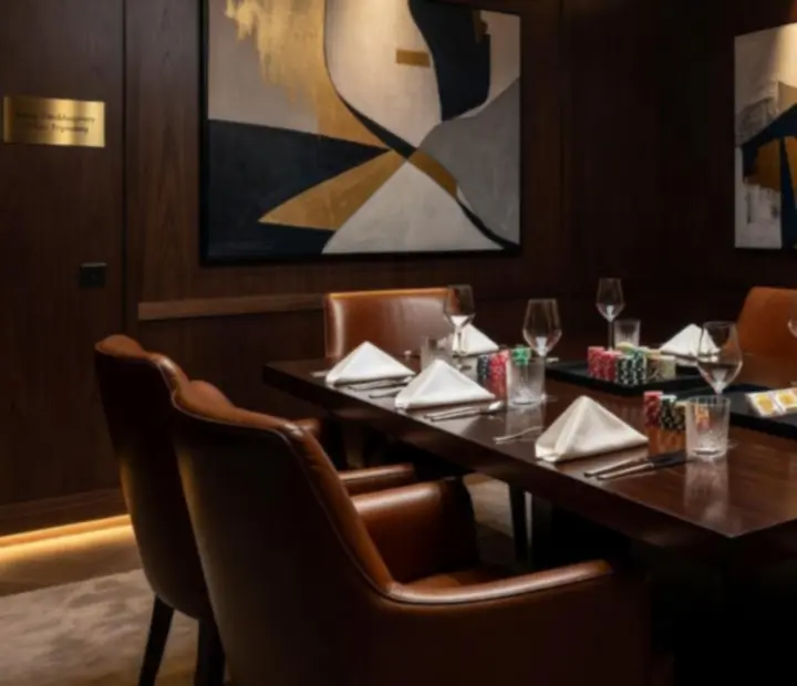 Prywatna sala restauracyjna w stylu premium, przygotowana na kameralną kolację