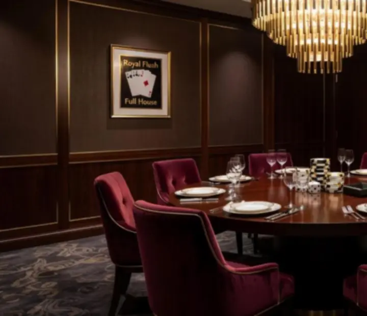 Luksusowa prywatna sala VIP z eleganckim stołem, nastrojowym światłem i miejscem na pokerowy stół